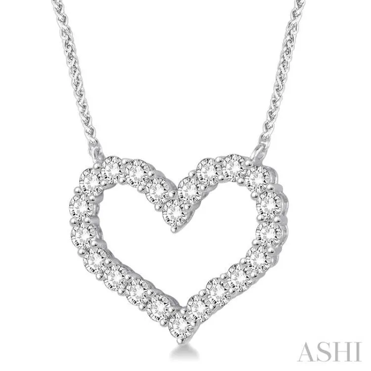 1 1/2 Ctw Round Cut Diamond Heart Necklace in 14K white Gold