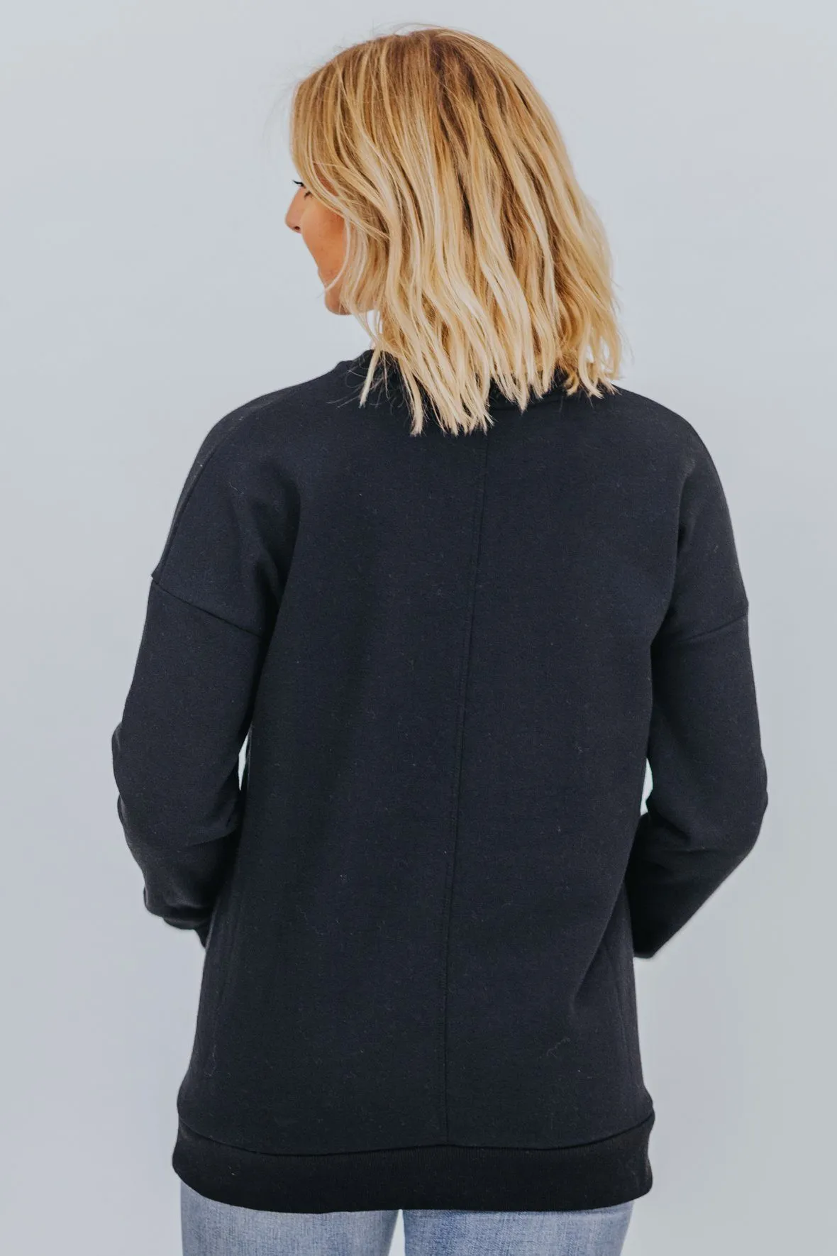 Cozy and Casual Sweatshirt in Black