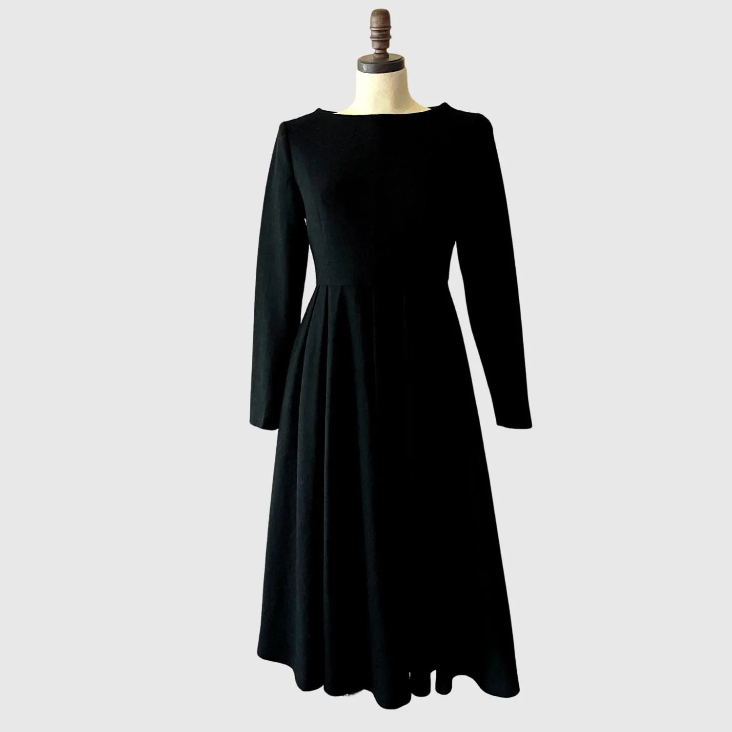 Pleated long wool dress with seam pockets